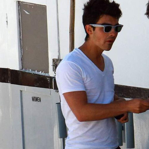 . Joe Jonas con lentes en la calle DISPLAYYS )
