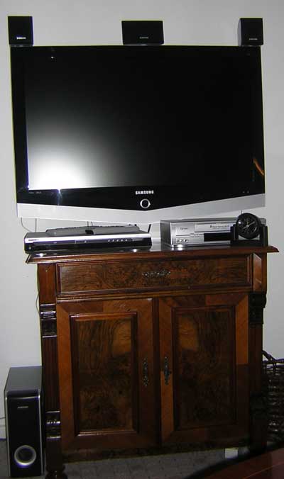 [LivingRoom3(s).jpg]