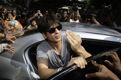 [8690-bollywood-actor-shah-rukh-khan-shows-the-mark-on-his-finger-after-casting-his-vote-at-a-polling-stat.jpg]