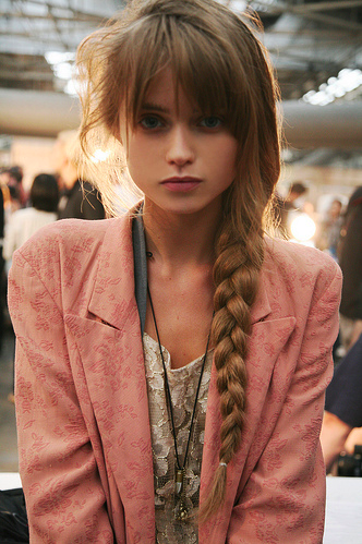 Foto bij 1. Girls with braid