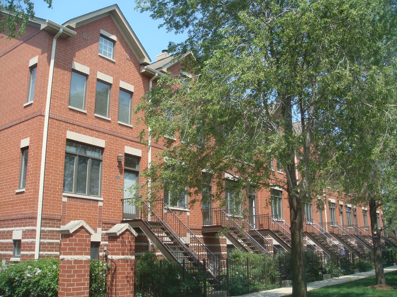 The Chicago Real Estate Local Ravenswood town homes offer value to buyers