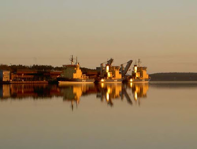 Isbrytarna ligger vid kaj i Luleå, i brist och väntar, förgäves, på att isen ska lägga sig i bottenviken.