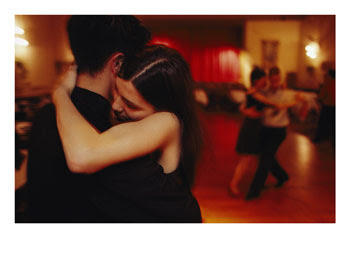 Imgenes - Pgina 8 119629~Pareja-bailando-tango-fundiendose-en-un-carinoso-abrazo-Posters