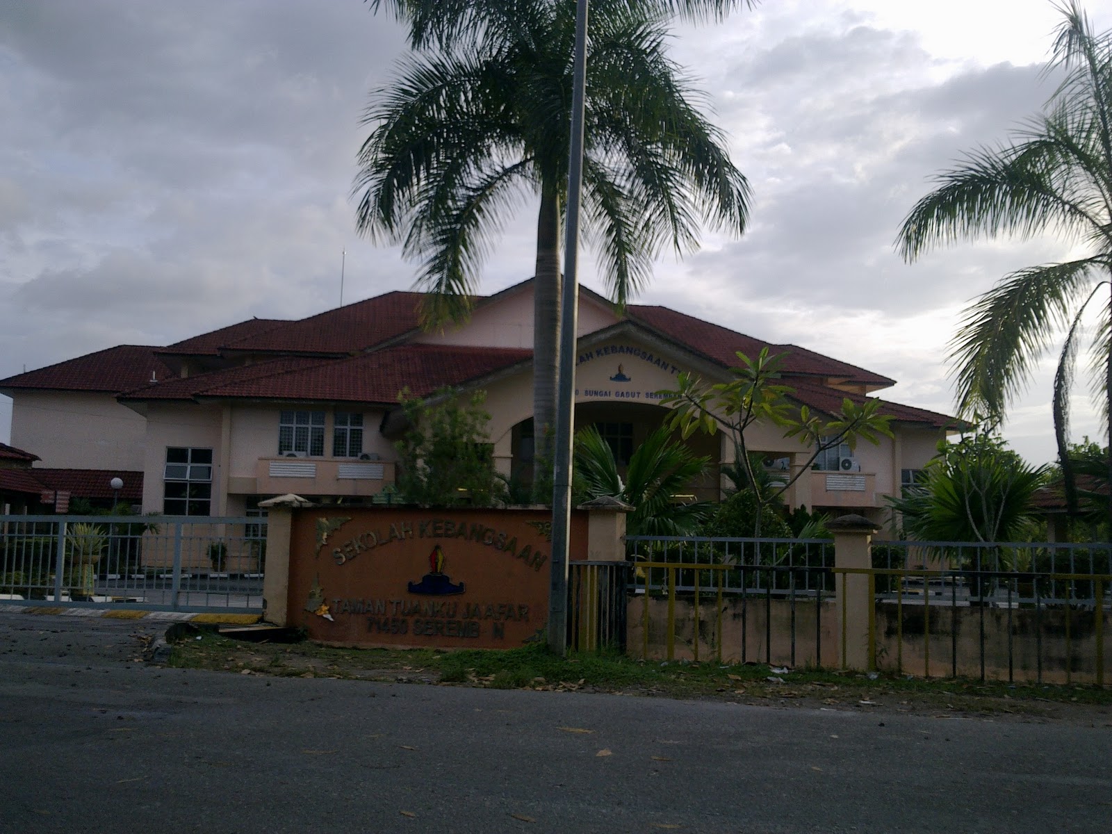 Menawarkan khidmat jual, beli & sewa hartanah Rumah Teres Di Taman