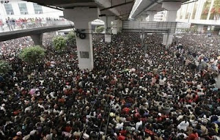 funny pic of a really busy crowded street