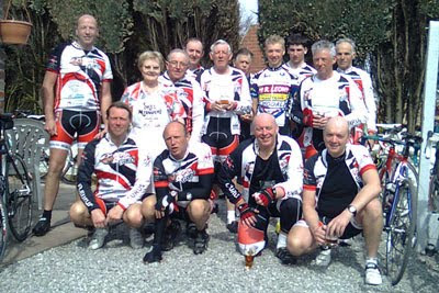 Une partie du groupe des Cyclos de Fleurus en compagnie de Minouche pour fêter Roméo