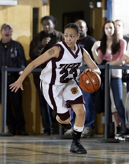 [ecgkingstnminsnkhoops02a.jpg]