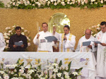 + Monseñor Victor dando la bendición.