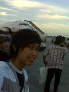 pada sat berangkat kt naik pesawat dari maskapai mandala air. tiket kt beli . (img )