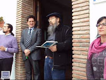 Recitando en la puerta del Ayuntamiento de El Borge.