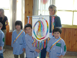 Lucas,Anita y Juan Manuel fueron elegidos por sus compañer@s para recibir las banderas de Jardín