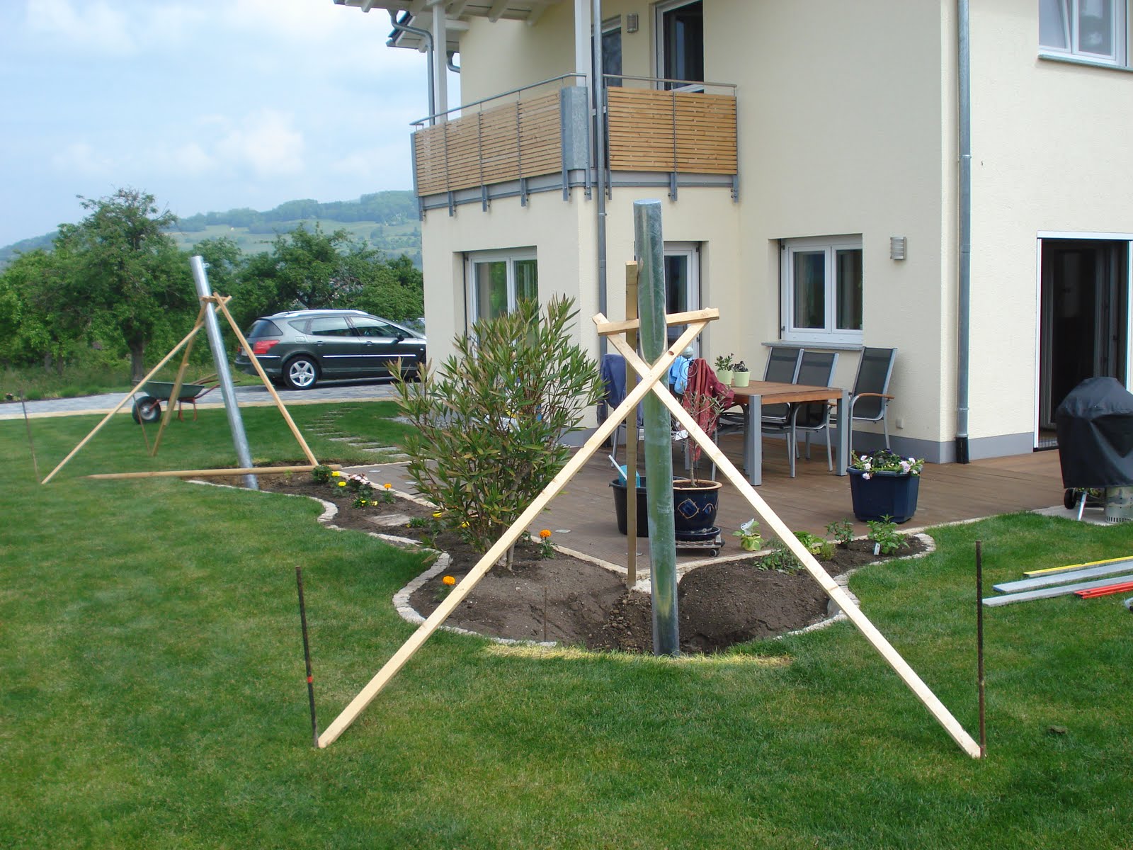 Bauen mit den Brachats Einbetonieren der Stützen für das Sonnensegel