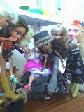 Barbies pegando a una Bratz