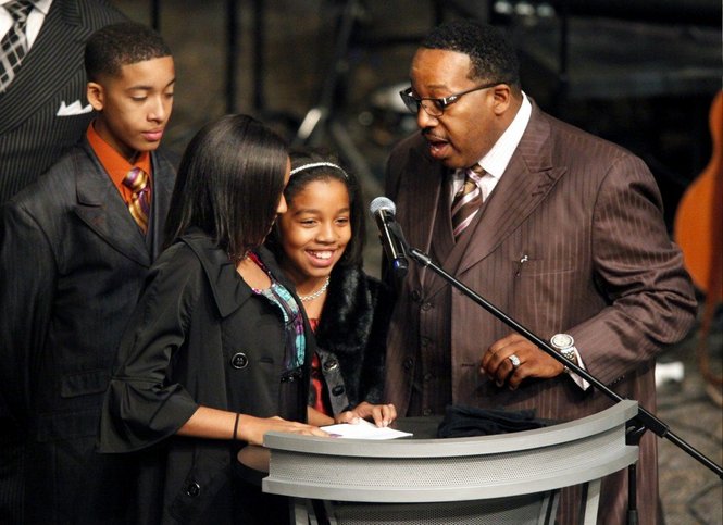 The Scrappin Ladybug: Gospel star Marvin Sapp and his children pay