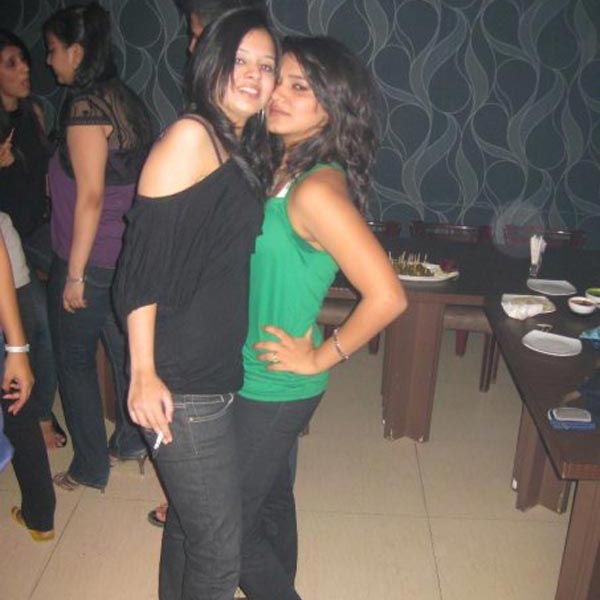 Bombay Sex Life: Mrs Dhoni (Sakshi) having fun in club party !!!