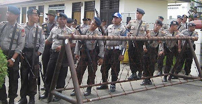Ribuan Warga Kepung Polresta Tarakan - Kaltim Borneo Ribuan Warga Kepung Polresta Tarakan - Kaltim Borneo