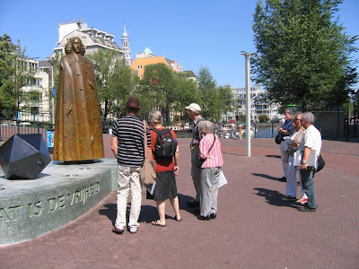 De Spinoza-excursie op 23 augustus 2009. Jossi Efrat geheel rechts