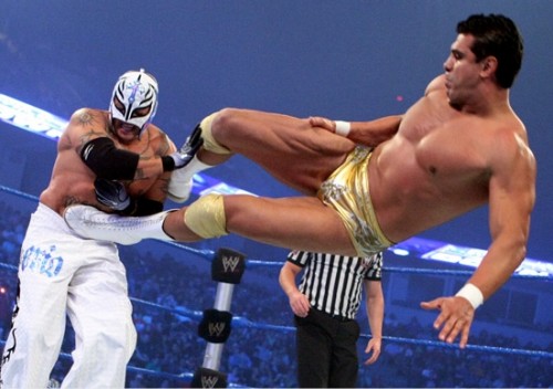 http://2.bp.blogspot.com/_zEIuNahy4_s/TUiIHx7Q4lI/AAAAAAAABU0/YsG2mit-vwk/s1600/WWE-Alberto-Del-Rio-vs_-Rey-Mysterio-enzuigiri.jpg