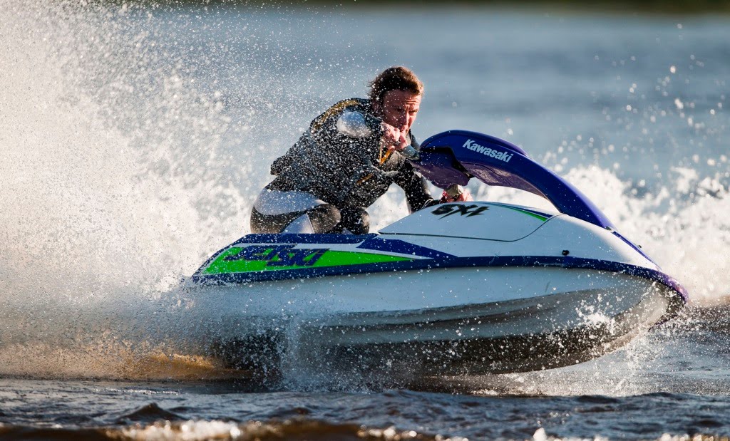 Drag Race Extreme,mad drag racing, world be faster Jet ski video online!