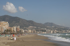 EN OCTUBRE Y  LA PLAYA CON GENTE BAÑANDOSE