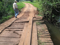 Nuna Viana vistoriando pontes na área rural.