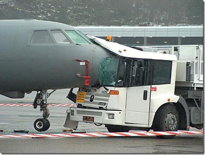 http://2.bp.blogspot.com/_zPPef9vLbBw/S0zS4QYSlOI/AAAAAAAAAEc/c5tAztF7F80/s640/accident+plane+truck.jpg