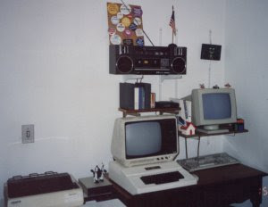 Meus micros em 92. O gabinete do PC está em baixo da mesa.
