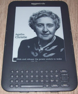 O Kindle dormindo com uma imagem da Agatha Christie - clique para ampliar.