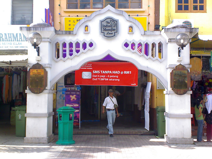 PINTU GERBANG menuju "SMALL LANE",di INDIA STREET.