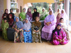 1430/2009 Gambar kenang-kenangan Nyaii, makcik-makcik dan anak cucu