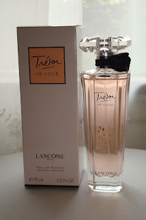 http://2.bp.blogspot.com/_zci99iNhrig/TJoz7_ayXXI/AAAAAAAANtE/H1ZrVaEhr14/s1600/Lancome+Tresor+In+Love+EDP+001.JPG