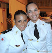 NUMA TURMA DE 29 FORMANDOS, DUAS MULHERES, DUAS TENENTESSORRISO DA . (dsc )