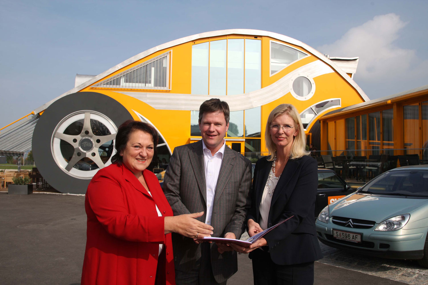 If It's Hip, It's Here (Archives) CARCHITECTURE? A Car House AND