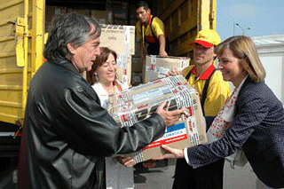 Il corriere DHL consegna i libri rubati
