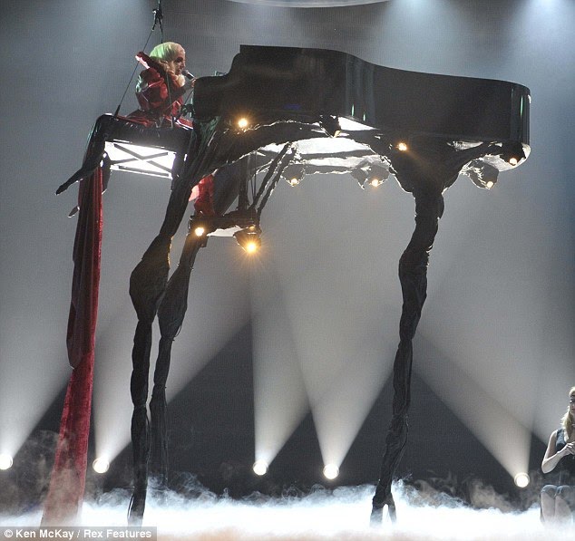 lady-gaga-piano.bmp