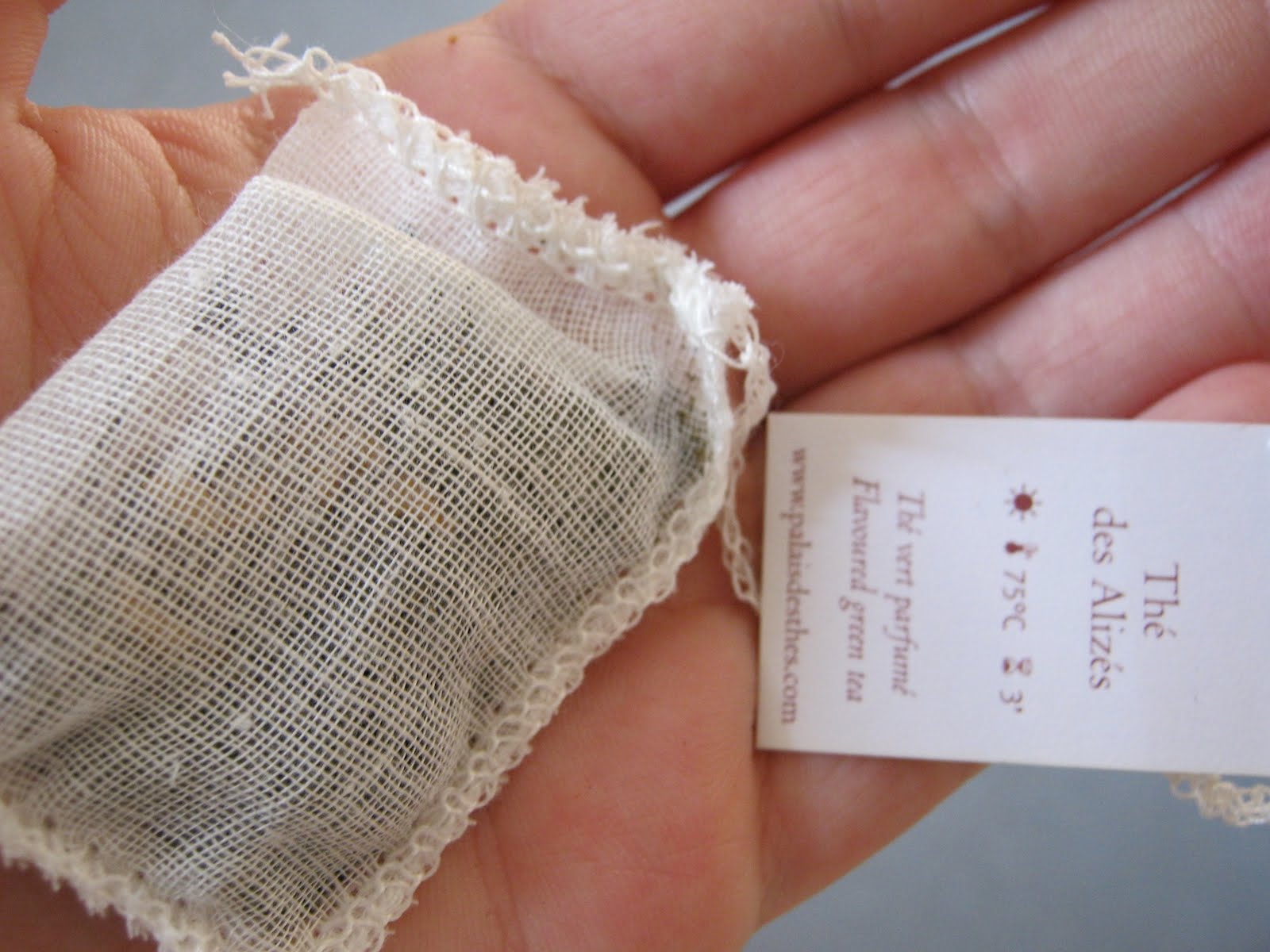 Chlorinefree muslin tea bags, made without clips or glue