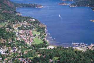 svanesund men Vi sejlede videre op for at finde et sted at overnatte og vi endte i svanesund mens vi gik rundt i de små gader kom vi forbi et hus. svanesund men Vi sejlede videre op for at finde et sted at overnatte og vi endte i svanesund mens vi gik rundt i de små gader kom vi forbi et hus.