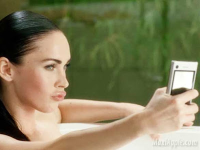 Megan Fox Préfére liPhone au Devour (images) megane fox motorola 1 Megan Fox Préfére liPhone au Devour (images)