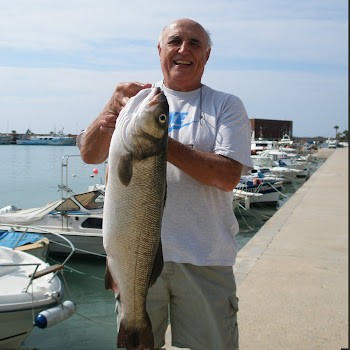 ADOLFO Y 5,5 Kg DE LUBINA (AGOSTO 2010)