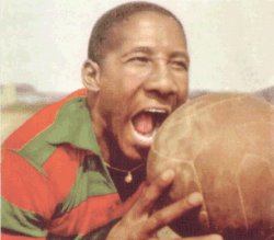 DJALMA SANTOS - AOS 80 ANOS, COMENDO A BOLA