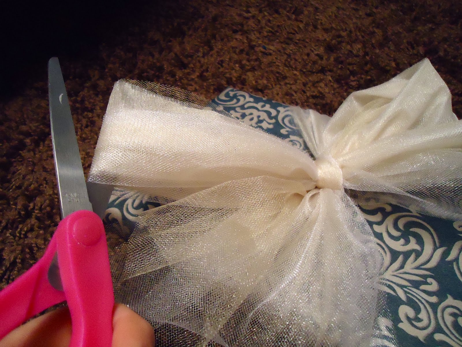 It's MY blog... Cute and easy tulle gift wrap bow!