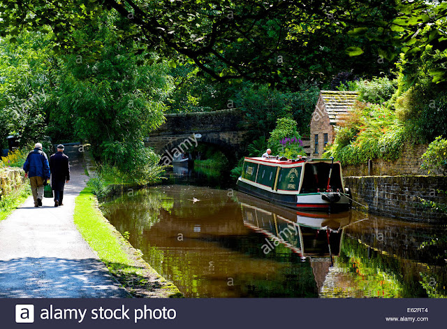 the-huddersfield-narrow-canal-at-uppermill-saddleworth-west-yorkshire-E62RT4.jpg