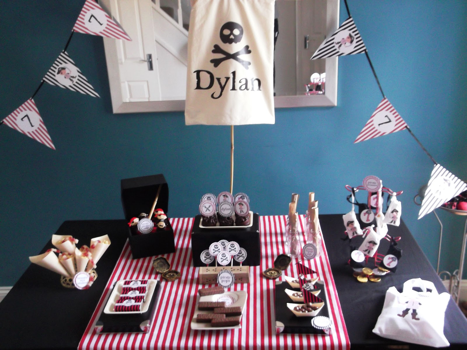 Welcome to Lila's Party: Pirate Party - a simple pirate ship party table