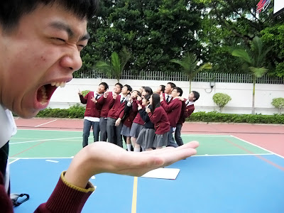 Avucundaki öğrenci arkadaşlarına bağıran Çinli bir öğrenci