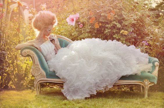 theme de mariage : Marie-antoinette reine de France robe de mariée d'inspiration marie-antoinette Reine de France par Vanessa Lekpa