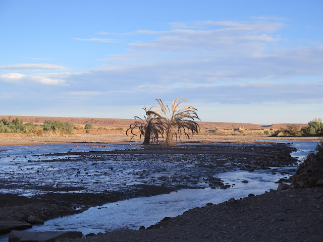 Río a los pies de las Kasbah de Aid Ben Haddou