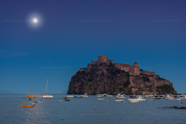 ischia di notte, La luce della Luna, Castello Aragonese Ischia, Moonlight in Ischia, Luna Ischitana, borgo della Mandra, foto Ischia,