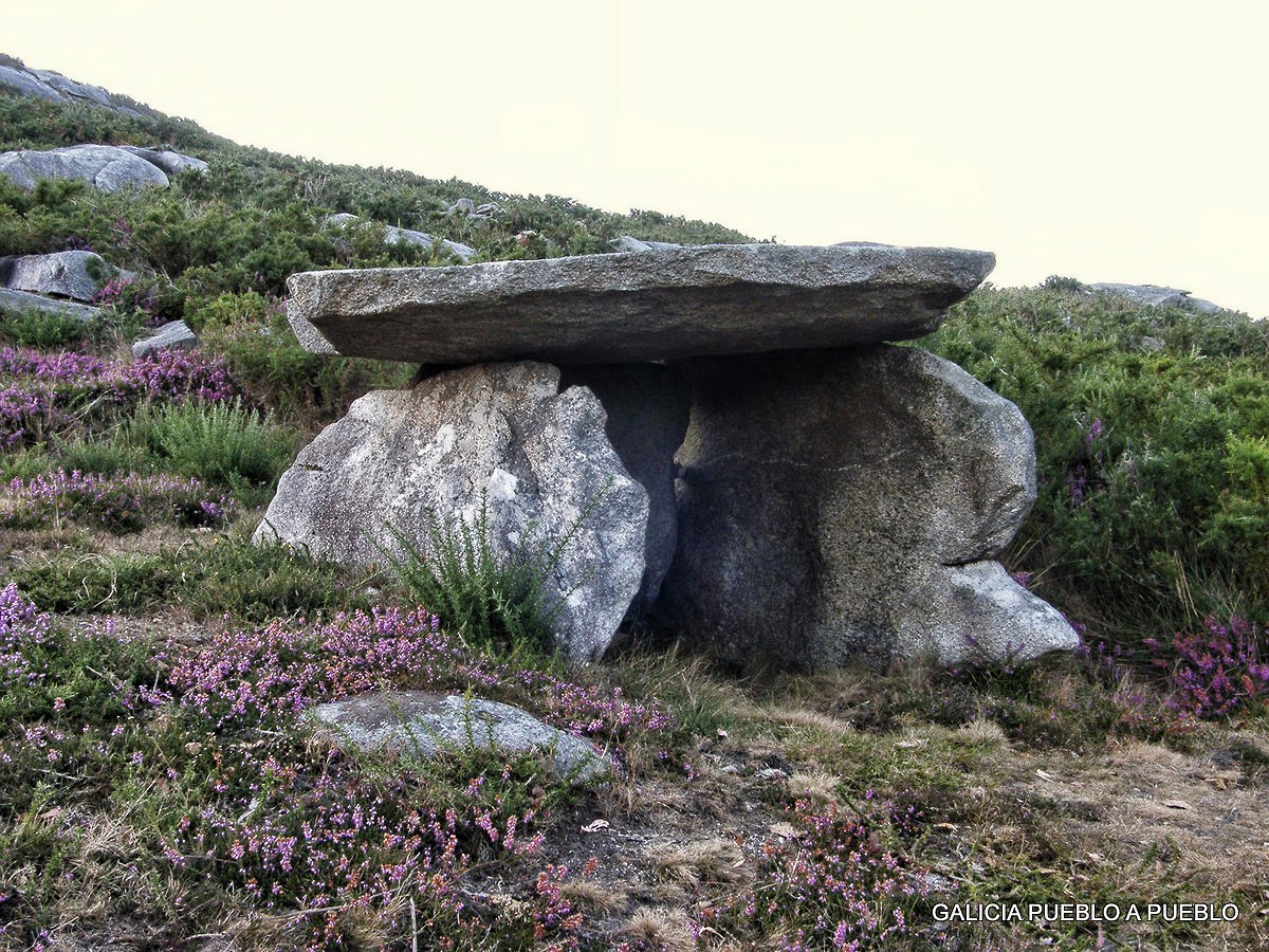 GALICIA PUEBLO A PUEBLO DOLMEN FORNELA DOS MOUROS, LAXE