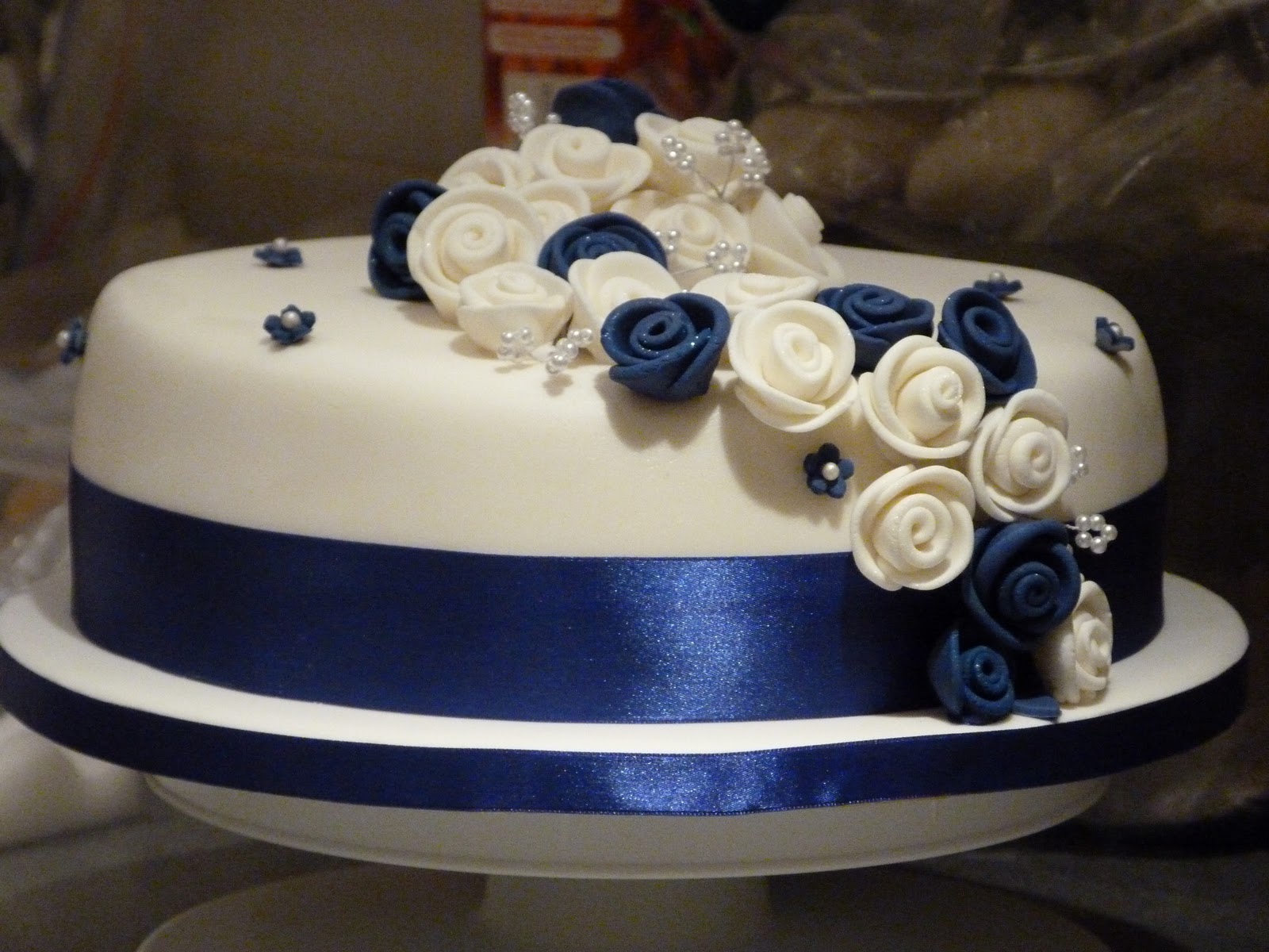 Small Cakes: Royal Blue Roses