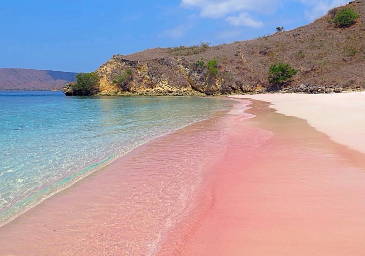 Pantai Pink - Wisata pantai terindah di Indonesia